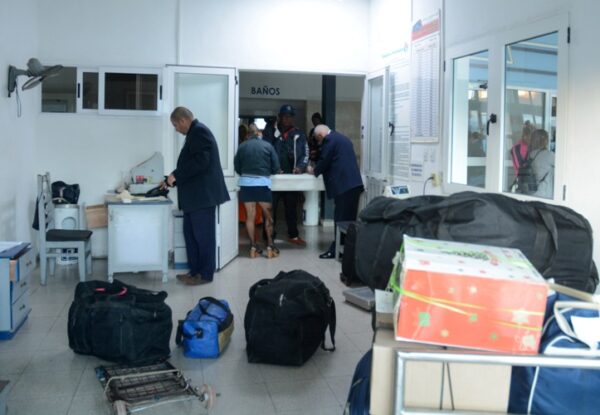 La seguridad de equipajes y valijas, uno de los méritos de la terminal. Foto: Oscar Alfonso Sosa.