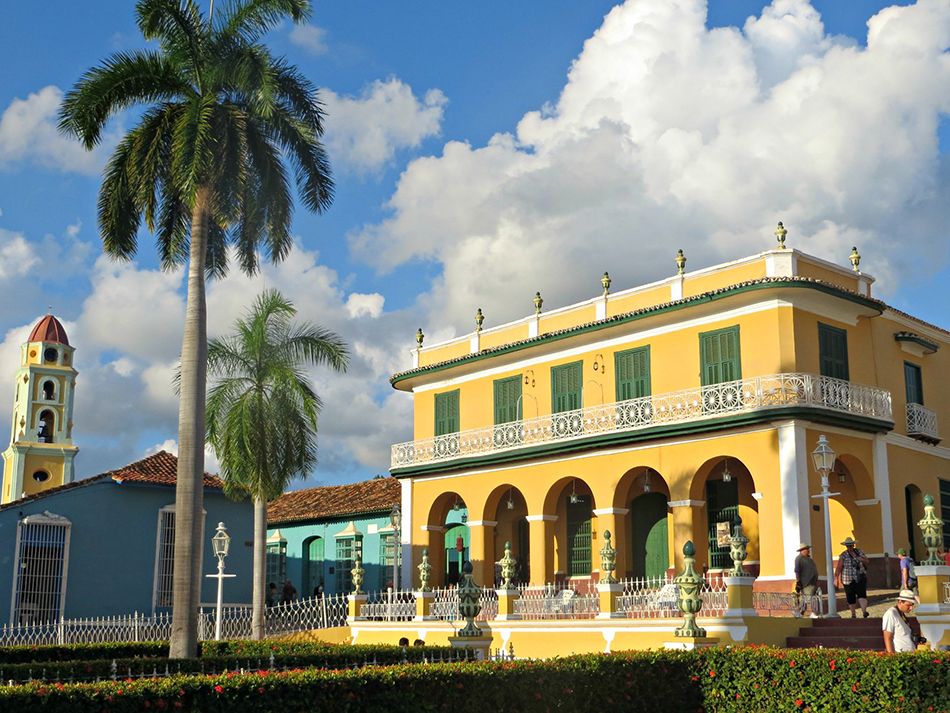 Artesanía reciclable en Trinidad suma a vecinos de área beneficiada por cooperación internacional
