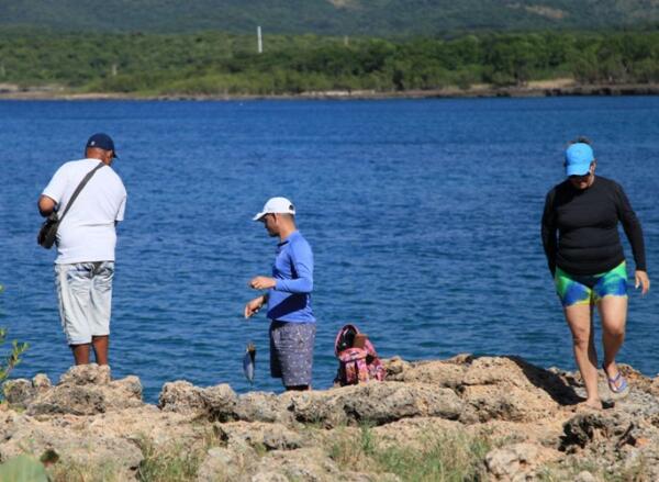 Hay quienes van hasta La Boca para probar suerte en la pesca. Foto: Oscar Alfonso Sosa.