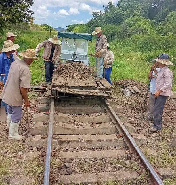 Rehabilitan vías férreas y locomotoras para beneficiar a comunidades aisladas
