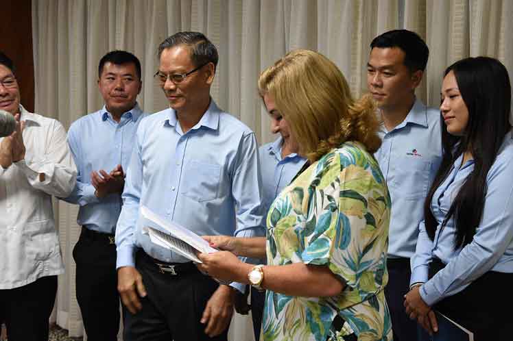 Vietnam entrega donativo a Cuba para recuperación en Matanzas