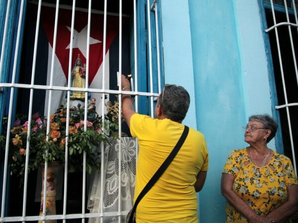 Venerar a la Virgen de La Caridad es una tradición en Cuba. Foto: Oscar Alfonso Sosa.