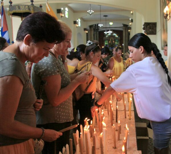 La tradición revela a los devotos encendiendo velas en sus altares, frente a sus imágenes y allí oran, hacen promesas y piden en su nombre diversos deseos. Foto: Oscar Alfonso Sosa.