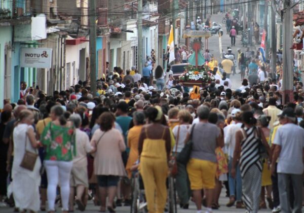 Devotos y también quienes no lo son, protagonizan cada 8 de septiembre el homenaje a la Virgen de La Caridad, suceso liado a las tradiciones de prácticas religiosas en Cuba. Foto: Oscar Alfonso Sosa.