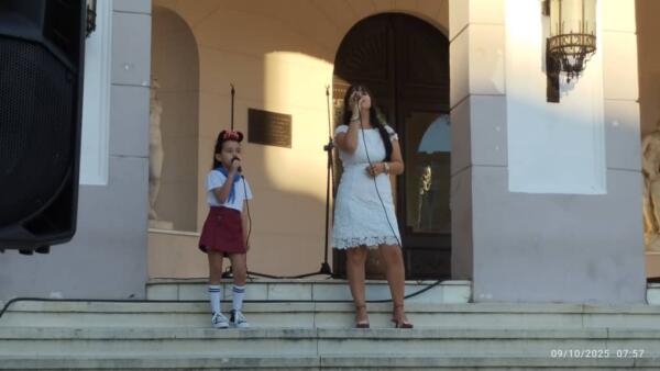 Dúo Brianna y Dailín ofreció una versión del tema “Pequeña serenata diurna”, de Silvio Rodríguez.
