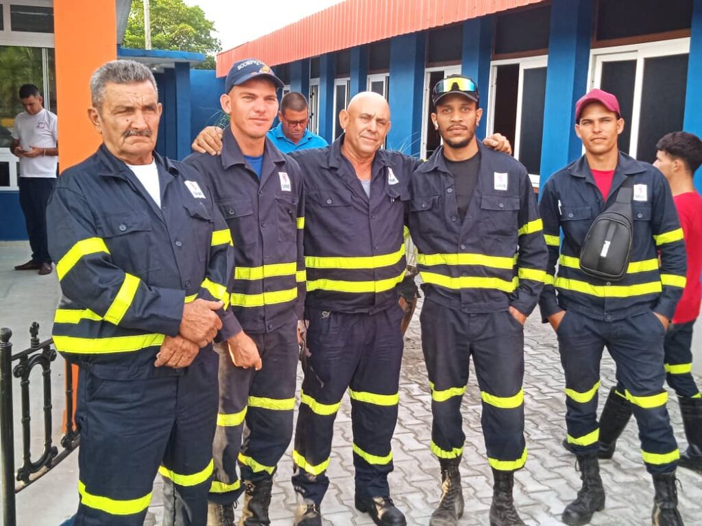 Linieros de Cabaiguán parten hacia provincias orientales a apoyar la recuperación