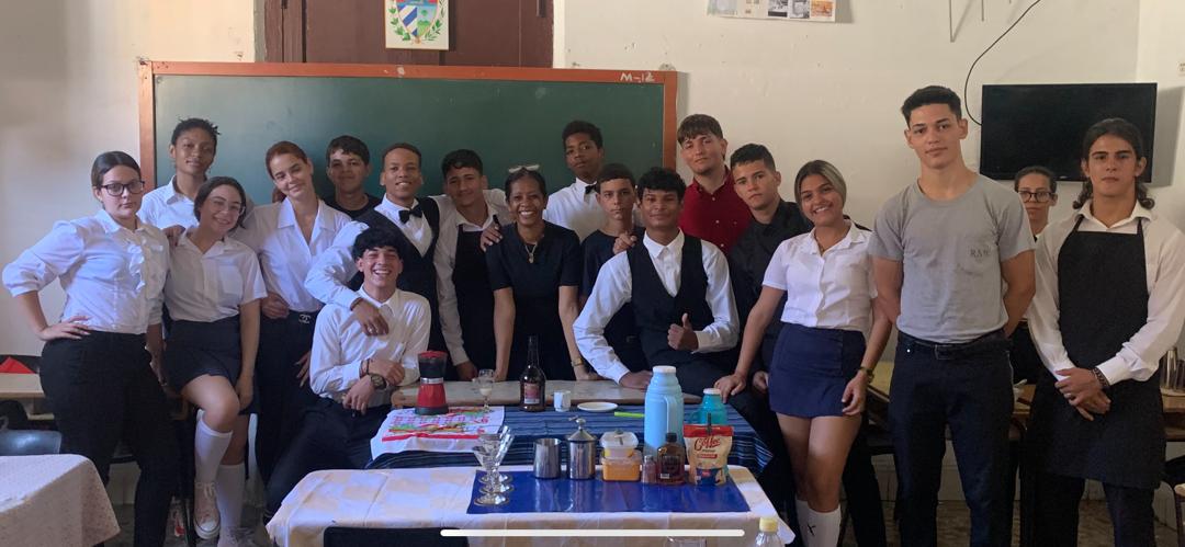 Estudiantes brillan en servicios gastronómicos