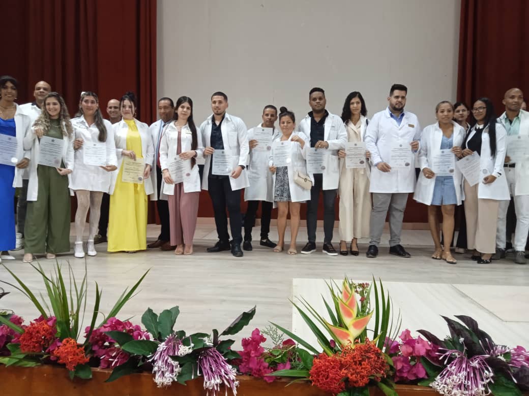 Reconocen a profesionales por resultados científicos en universidad médica espirituana