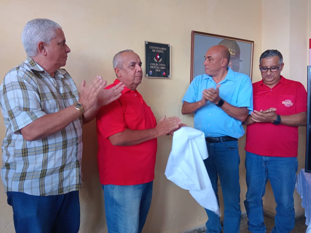 Recibe Empresa Cárnica placa conmemorativa por centenario del Comandante en Jefe