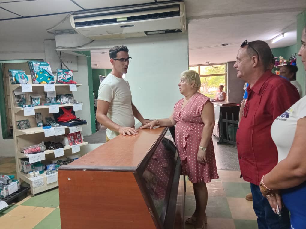 Recorre viceministra del Comercio Interior unidades de Sancti Spíritus