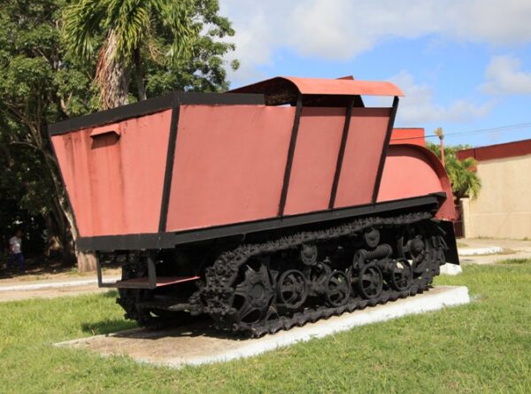 Réplica del Dragón, tractor convertido en blindado y utilizado por las tropas de Camilo para el asedio al cuartel de Yaguajay. Foto: Oscar Alfonso Sosa.