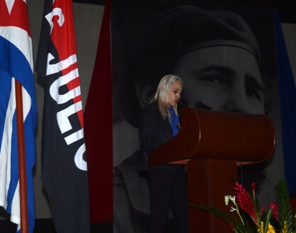 Mileydi Milián, primera secretaria del Comité Municipal del Partido Comunista de Cuba (PCC) en Yaguajay, recordó la epopeya de Camilo. Foto: Oscar Alfonso Sosa.