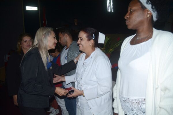 Nuevos militantes del PCC recibieron sus carnés en la celebración. Foto: Oscar Alfonso Sosa.