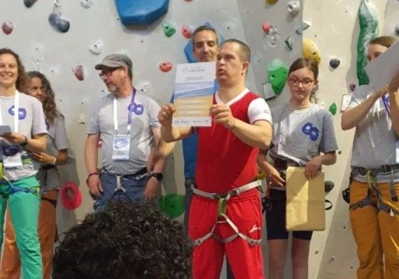 Yoandy interviene en programa recreativo de escalada en el gimnasio de Trifthof Weilheim.