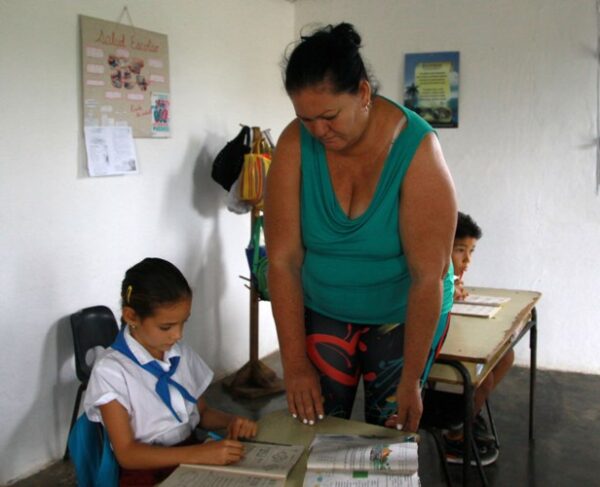 Yanelys López, la asistente educativa, es también alma de la escuela. Foto: Oscar Alfonso Sosa.