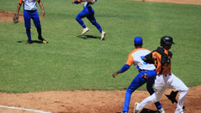 Gallos “cantan” en la cima de la Serie Nacional de Béisbol