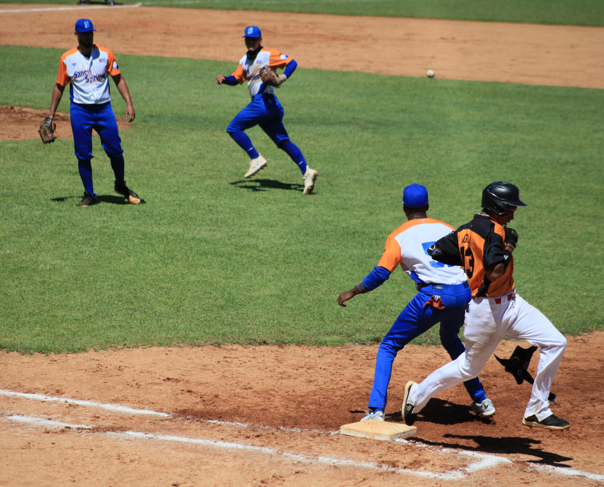 Gallos “cantan” en la cima de la Serie Nacional de Béisbol