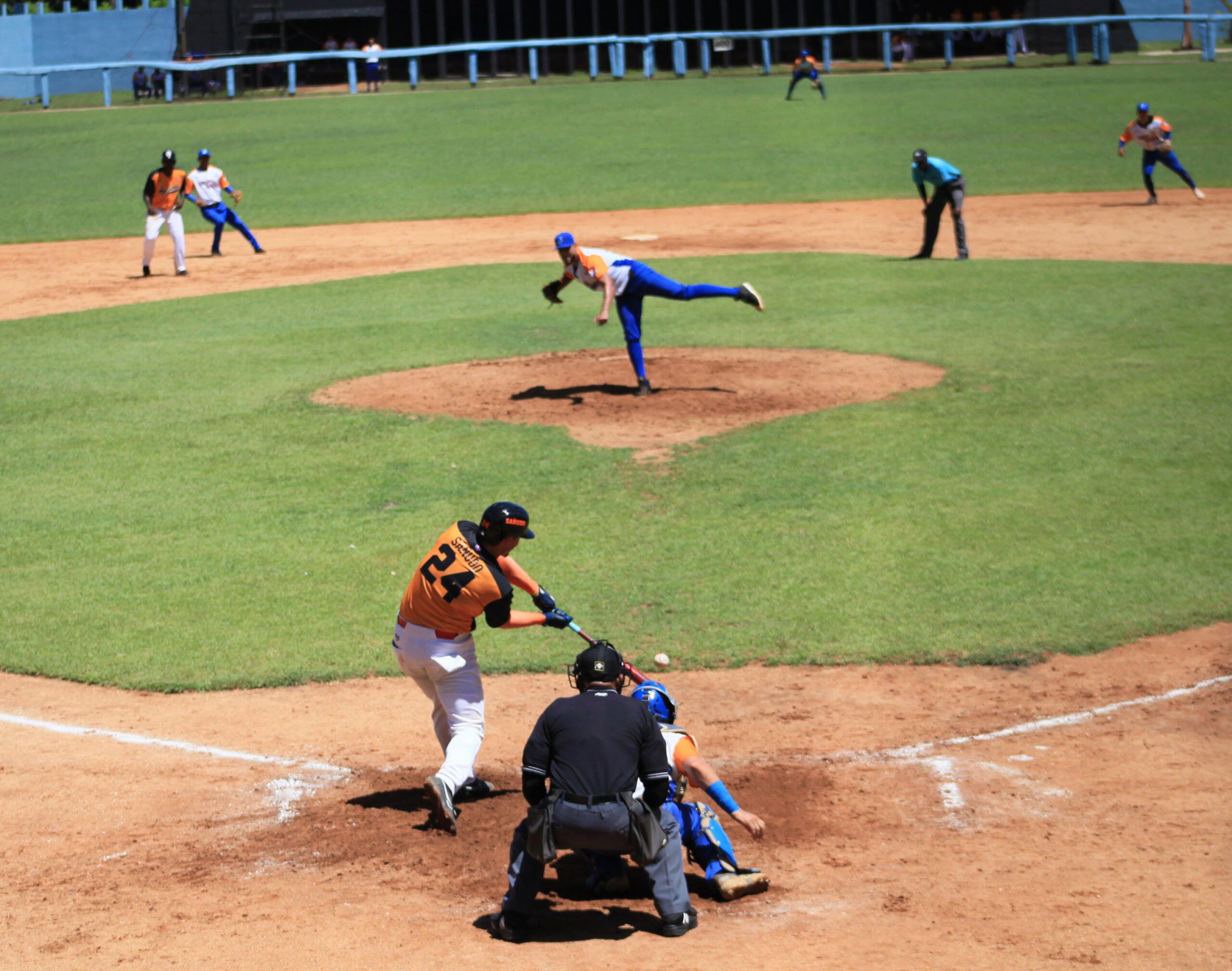 Gallos “cantan” en la cima de la Serie Nacional de Béisbol
