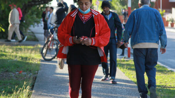 Los atuendos invernales adornan los escenarios cotidianos espirituanos. Foto: Oscar Alfonso Sosa.