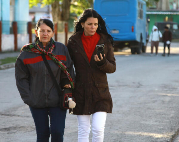 Los abrigos y otros atuendos salieron de su sitio de resguardo en los roperos. Foto: Oscar Alfonso Sosa.
