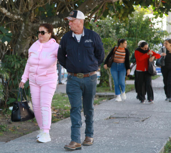 Las bajas temperaturas persisten y las personas lo revelan. Foto: Oscar Alfonso Sosa.