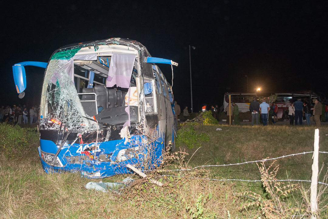 Un fallecido y unos 60 heridos en accidente de tránsito en Camagüey