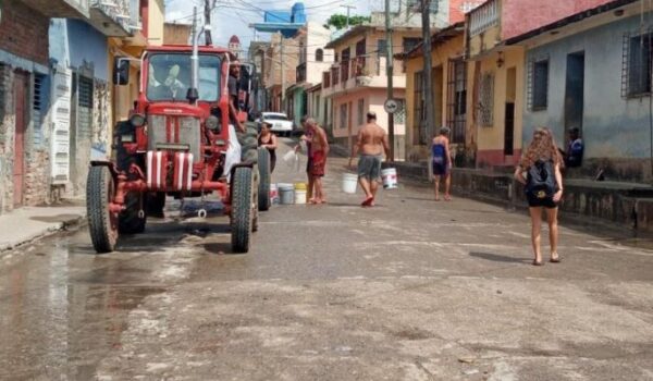 Trinidad vive la odisea del agua. Foto: Escambray.