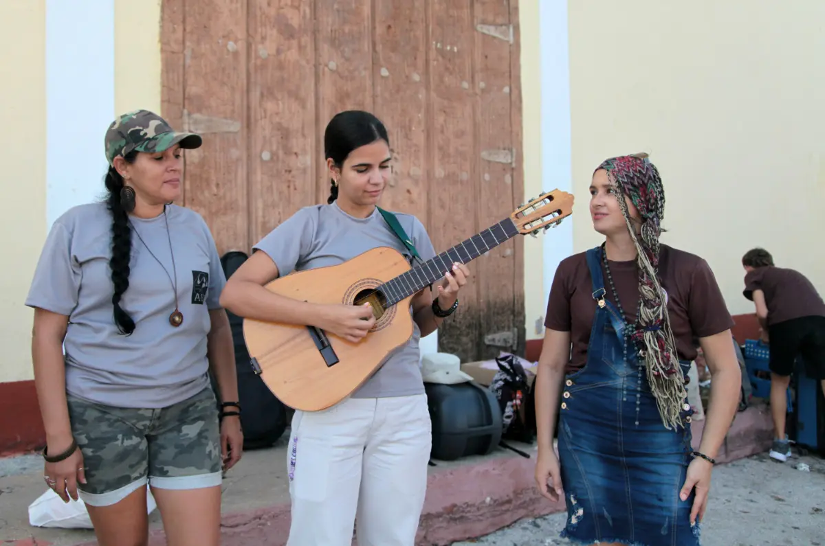 Guerrilla de jóvenes artistas anima el lomerío