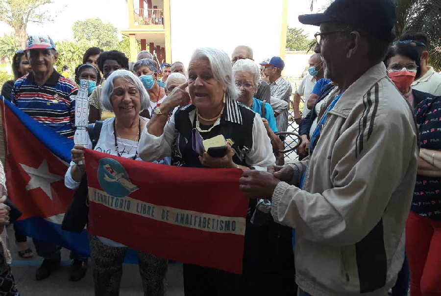 Peña espirituana de alfabetizadores dedica encuentro a Fidel Castro