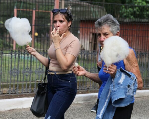 Los adultos también aprovechan y degustan esa oferta. Foto: Oscar Alfonso Sosa.