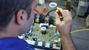 Los aniristas con su talento «salvan» la cotidianeidad de numerosos centros de trabajo.Foto: Escambray.