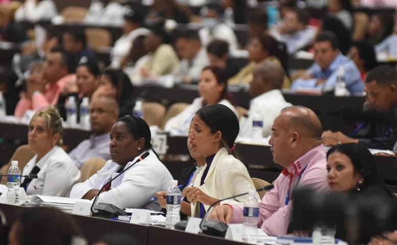 Aprueba Parlamento cubano política dirigida a niñez y juventudes