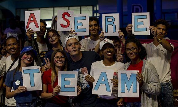 El pueblo recibe a sus campeones con coros de “Oye, yo soy Team Asere”