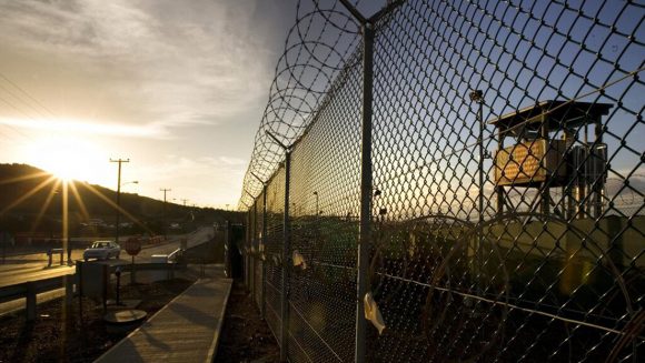 EE.UU. envía el primer avión de inmigrantes a Guantánamo