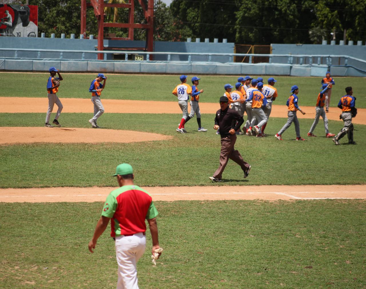 Gallitos del Béisbol sub 15 espolearon a Los Leñadores