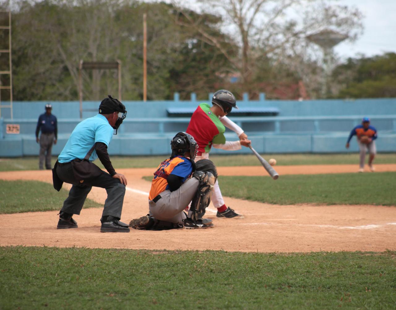 Los bateadores tuneros Leñadores (camisa verde y roja) fueron frenados en los momentos cruciales del juego. Foto: Oscar Alfonso Sosa.