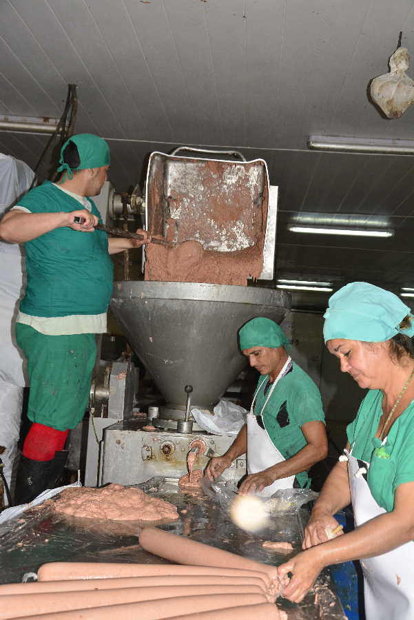 Empresa Cárnica de Sancti Spíritus cumple con entregas a la canasta básica y merienda escolar