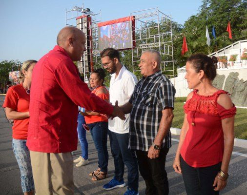 Nuevos militantes de la Unión de Jóvenes Comunistas (UJC) y el Partido Comunista de Cuba (PCC), recibieron el carné como nuevos miembros de esas organizaciones políticas. Foto: Oscar Alfonso Sosa.