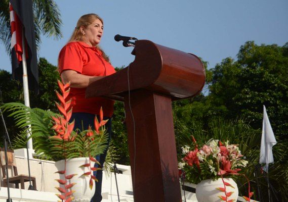 Deivy Pérez Martín, Miembro del Comité Central del PCC y su primera secretaria en Sancti Spíritus, felicitó a los espirituanos por su quehacer integral. Foto: Oscar Alfonso Sosa.