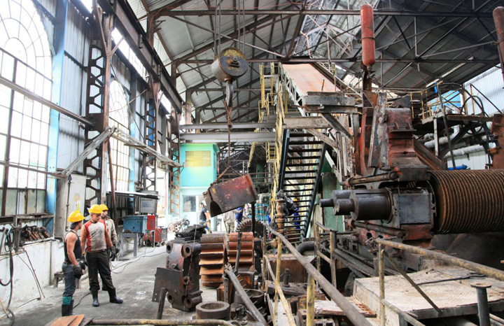 Azucareros espirituanos sin descanso en reparación de la industria