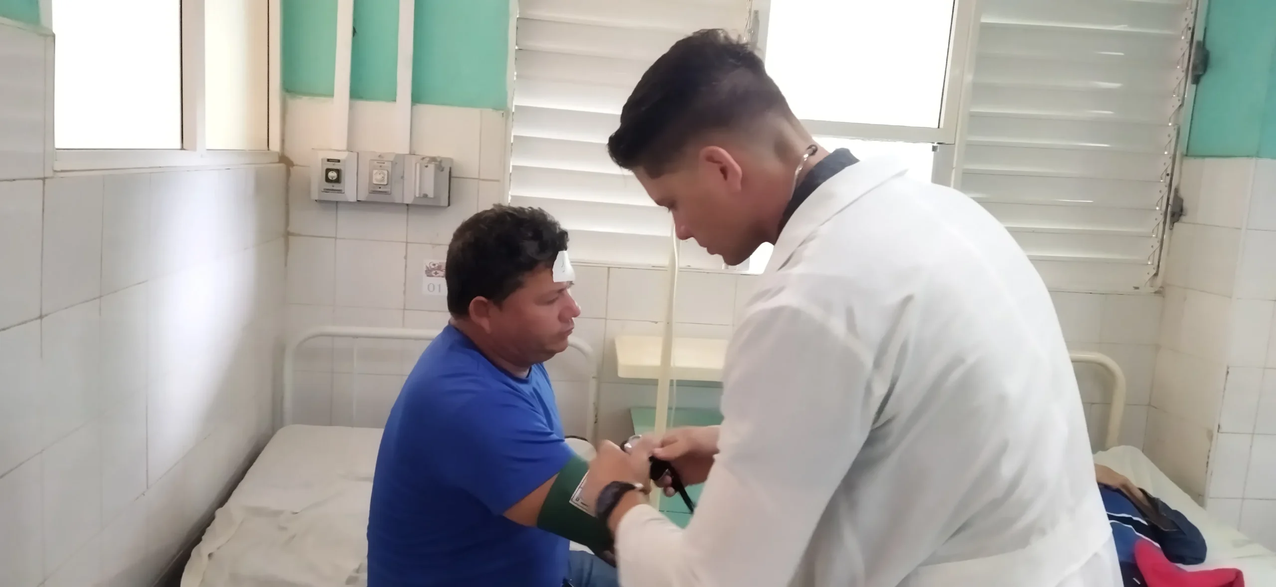 Yasmani López Conde, de 46 años, y Anelieses González Rodríguez, de 49, ambos de Ciego de Ávila, se reportan sin peligro para la vida tras el accidente en El Majá. Foto: Yosdany Morejón.