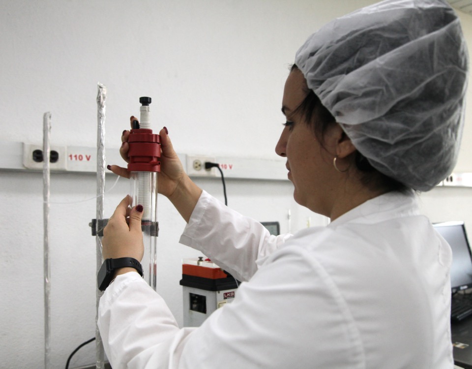 Investigar, una constante en el CIGB. Foto: Oscar Alfonso Sosa.