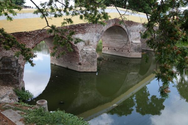 Puede que esta sea la vista menos apreciada del puente sobre el río Yayabo. Foto:  Oscar Alfonso Sosa.
