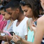 Cubanos permanecen por más de cuatro horas diarias en Internet