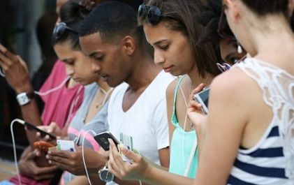 Cubanos permanecen por más de cuatro horas diarias en Internet