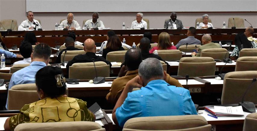 Diputados de Cuba analizan medidas para el control de precios