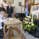Raúl y Díaz-Canel firman libro por deceso del papa Francisco
