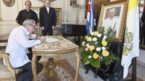 Raúl y Díaz-Canel firman libro por deceso del papa Francisco