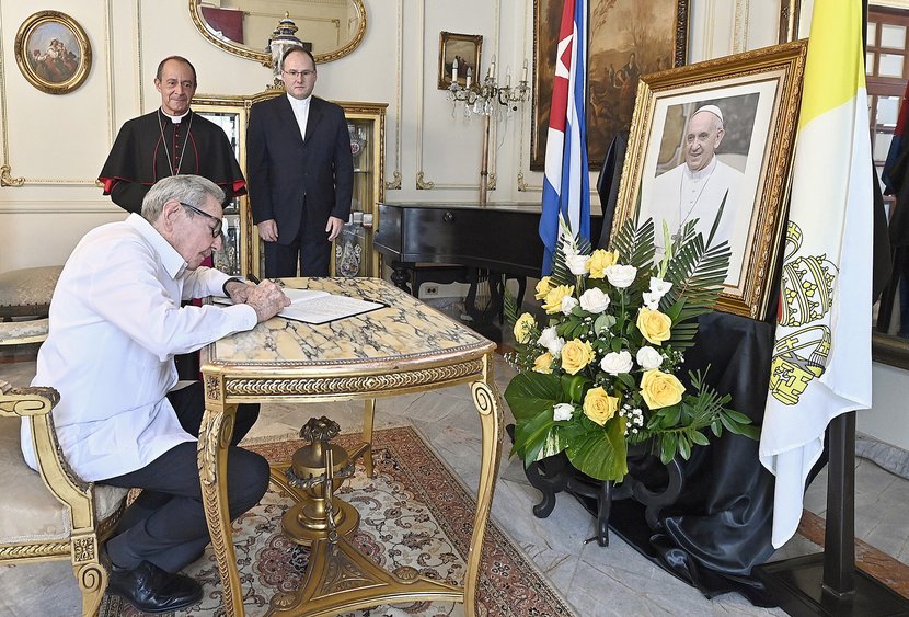 Raúl y Díaz-Canel firman libro por deceso del papa Francisco