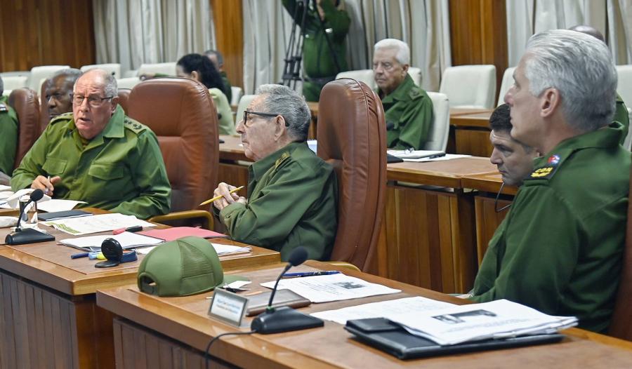 Encabezan Raúl y Díaz-Canel reunión del Consejo de Defensa Nacional